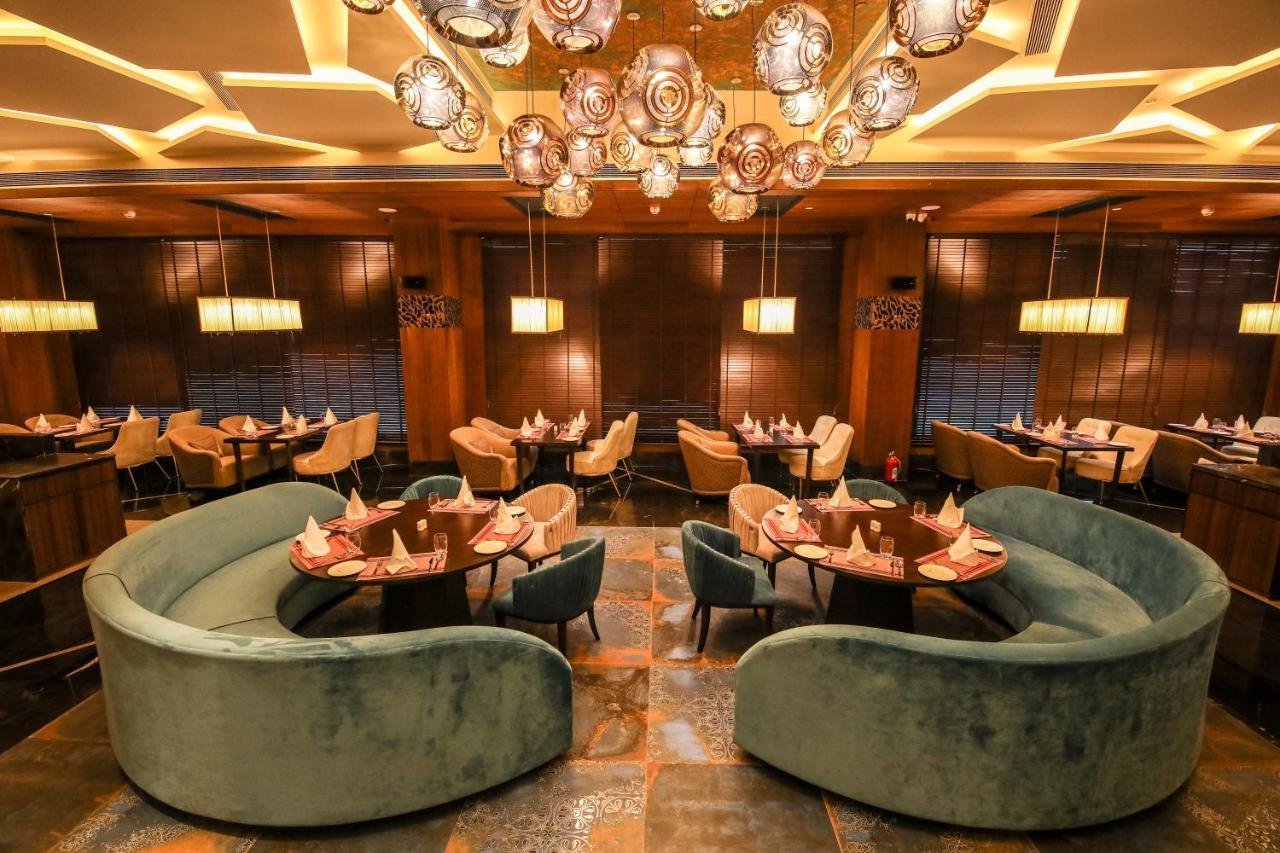 Hotel Radisson Blu Towers Kaushambi Delhi Ncr Ghaziabad Zewnętrze zdjęcie The interior of the restaurant