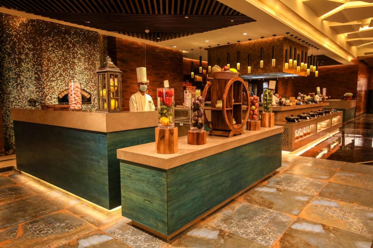 Hotel Radisson Blu Towers Kaushambi Delhi Ncr Ghaziabad Zewnętrze zdjęcie The buffet at the restaurant