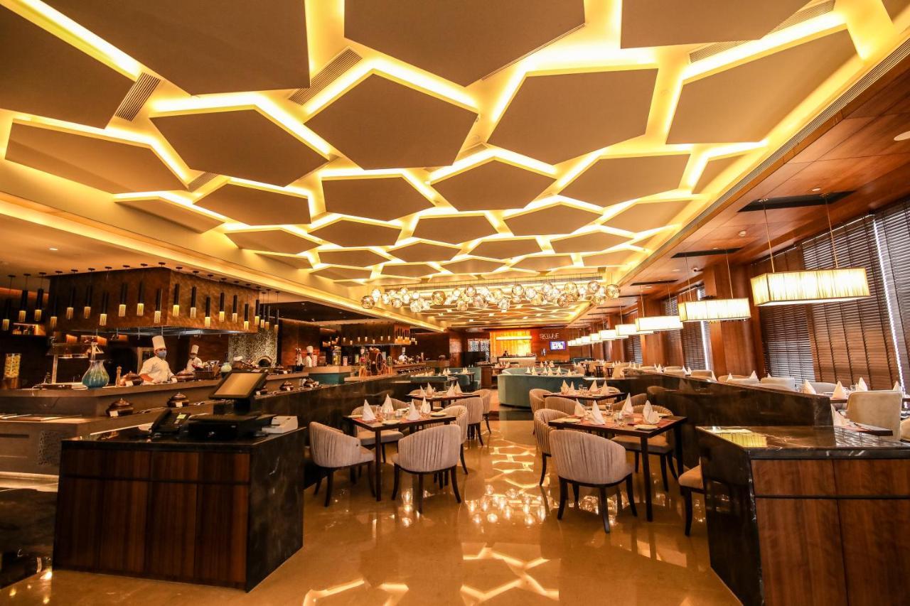 Hotel Radisson Blu Towers Kaushambi Delhi Ncr Ghaziabad Zewnętrze zdjęcie The interior of the restaurant