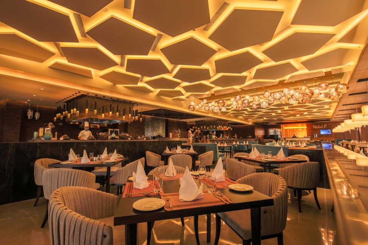 Hotel Radisson Blu Towers Kaushambi Delhi Ncr Ghaziabad Zewnętrze zdjęcie The interior of the restaurant