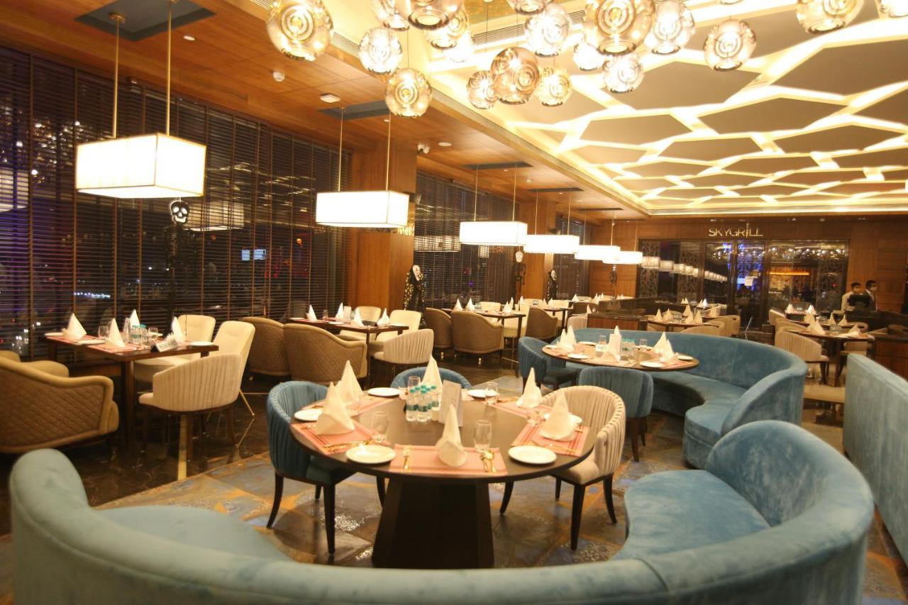 Hotel Radisson Blu Towers Kaushambi Delhi Ncr Ghaziabad Zewnętrze zdjęcie The interior of the restaurant