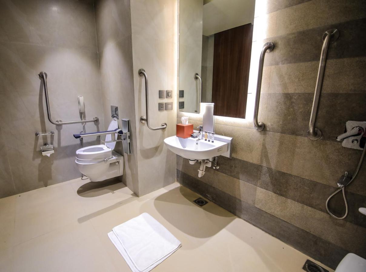 Hotel Radisson Blu Towers Kaushambi Delhi Ncr Ghaziabad Zewnętrze zdjęcie Disabled toilet with a disabled shower