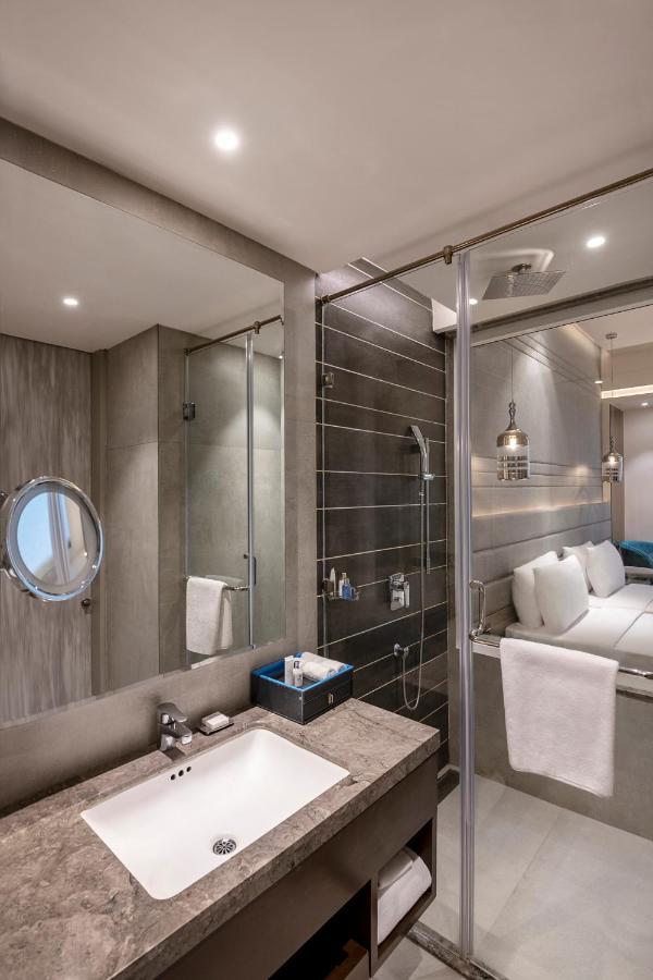 Hotel Radisson Blu Towers Kaushambi Delhi Ncr Ghaziabad Zewnętrze zdjęcie A bathroom on board