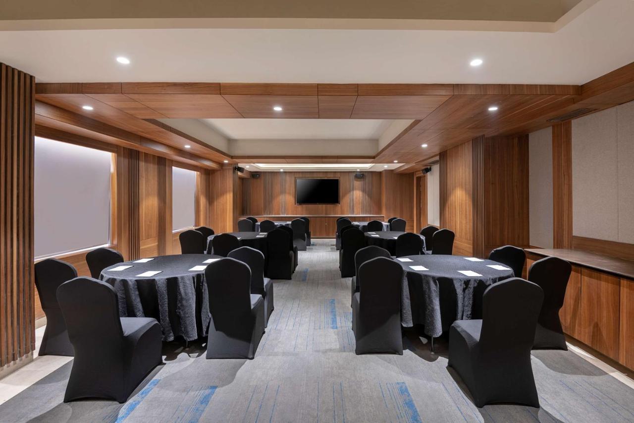 Hotel Radisson Blu Towers Kaushambi Delhi Ncr Ghaziabad Zewnętrze zdjęcie Meeting room at the hotel