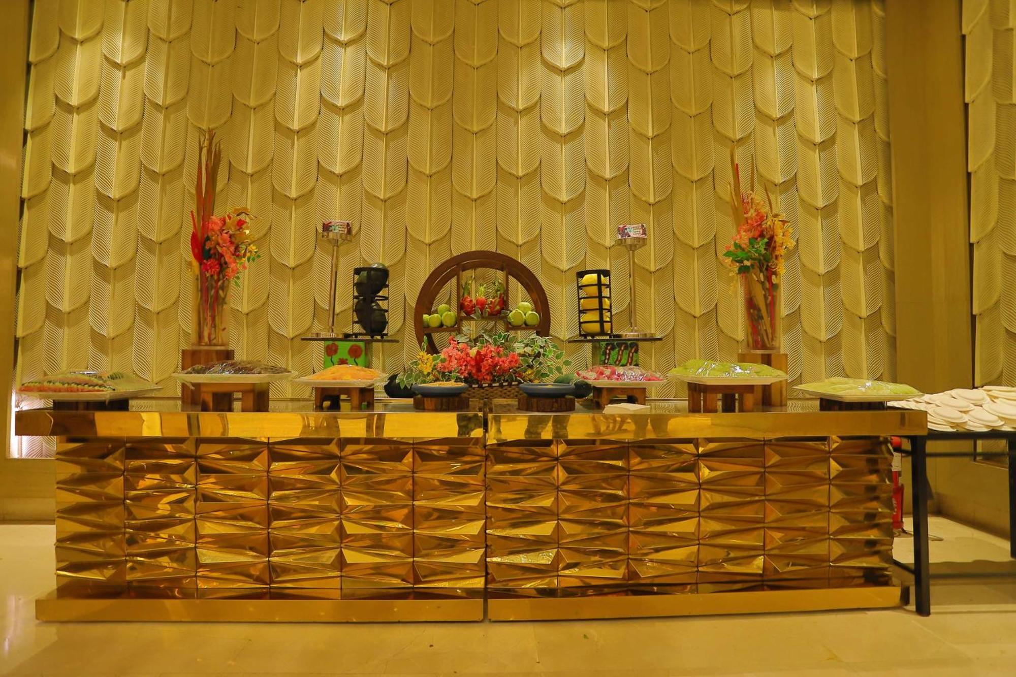 Hotel Radisson Blu Towers Kaushambi Delhi Ncr Ghaziabad Zewnętrze zdjęcie A Buddhist altar