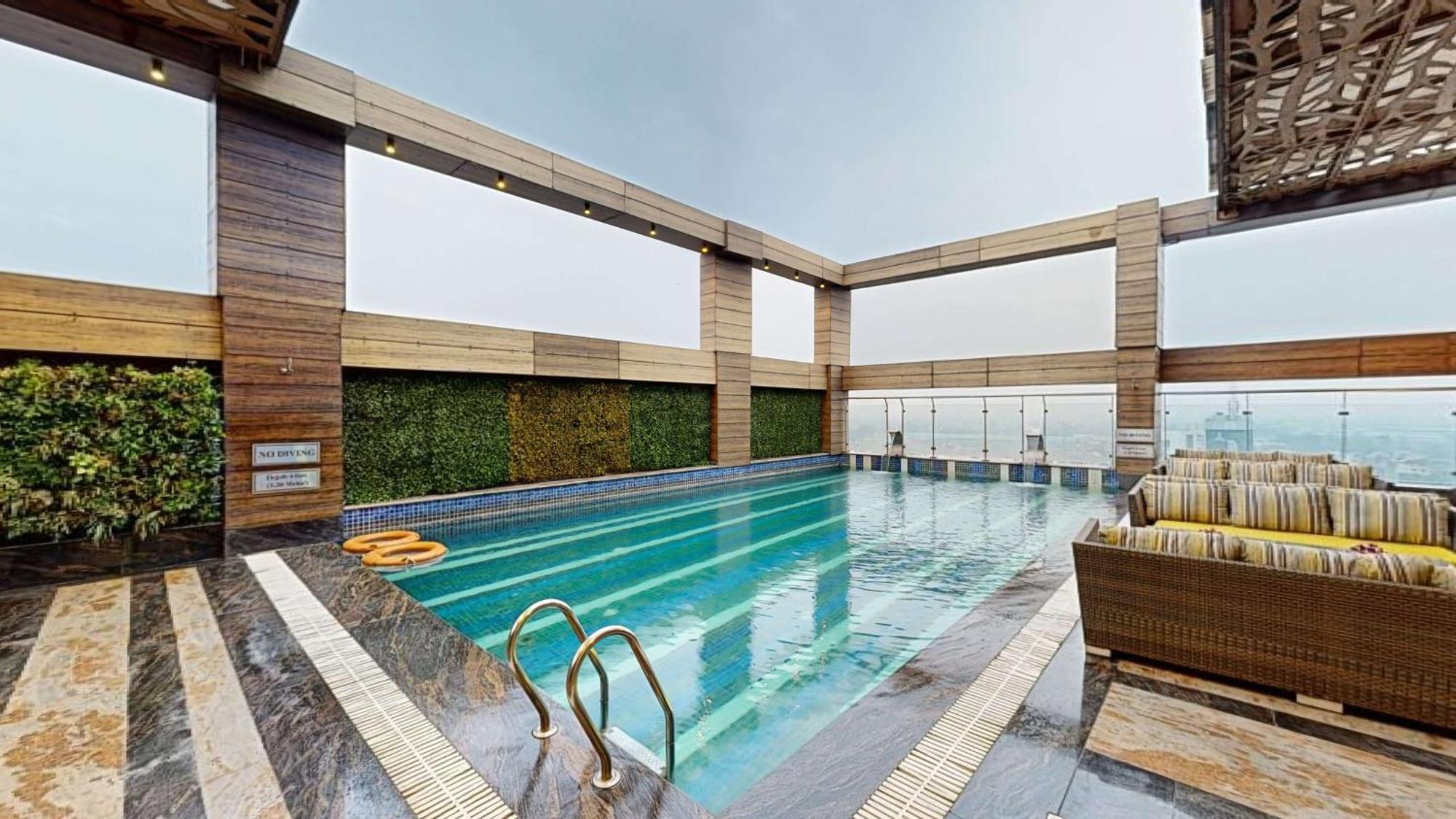Hotel Radisson Blu Towers Kaushambi Delhi Ncr Ghaziabad Zewnętrze zdjęcie The swimming pool at the hotel